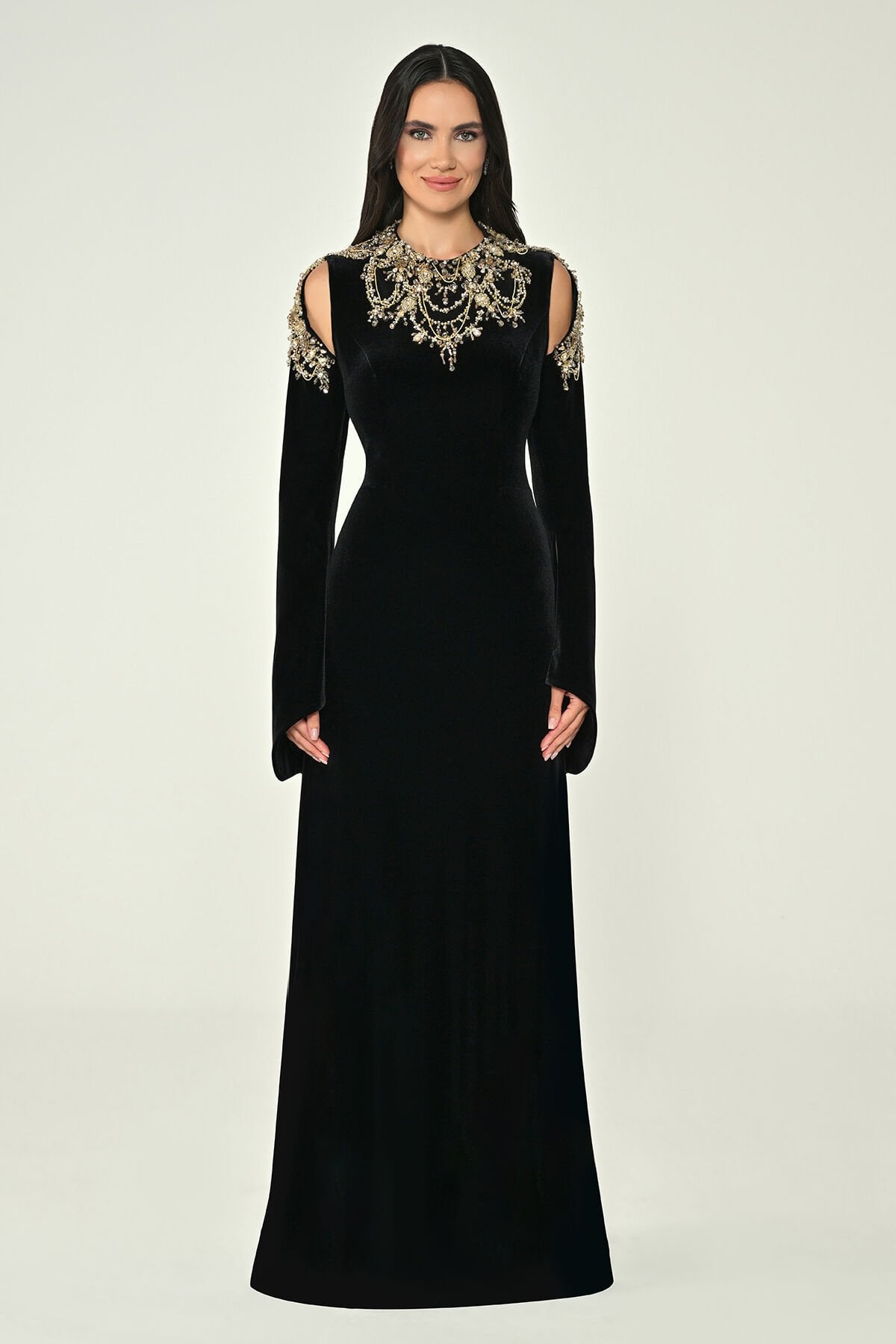 Uzun Kollu Yakası ve Omzu Aksesuarlı Kadife Uzun Elbise