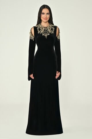 Uzun Kollu Yakası ve Omzu Aksesuarlı Kadife Uzun Elbise