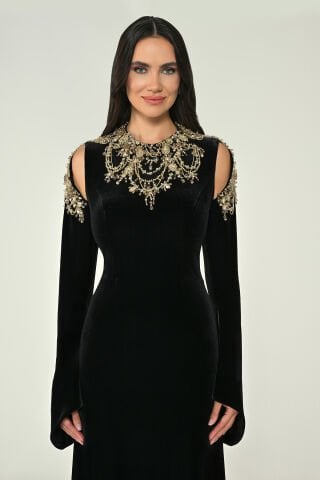 Uzun Kollu Yakası ve Omzu Aksesuarlı Kadife Uzun Elbise