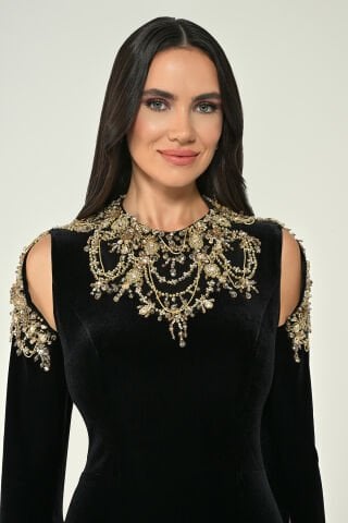 Uzun Kollu Yakası ve Omzu Aksesuarlı Kadife Uzun Elbise