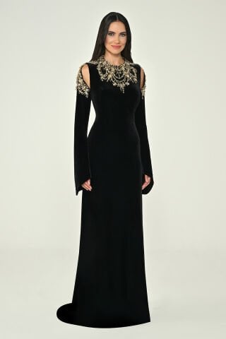 Uzun Kollu Yakası ve Omzu Aksesuarlı Kadife Uzun Elbise