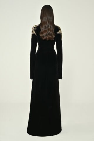 Uzun Kollu Yakası ve Omzu Aksesuarlı Kadife Uzun Elbise