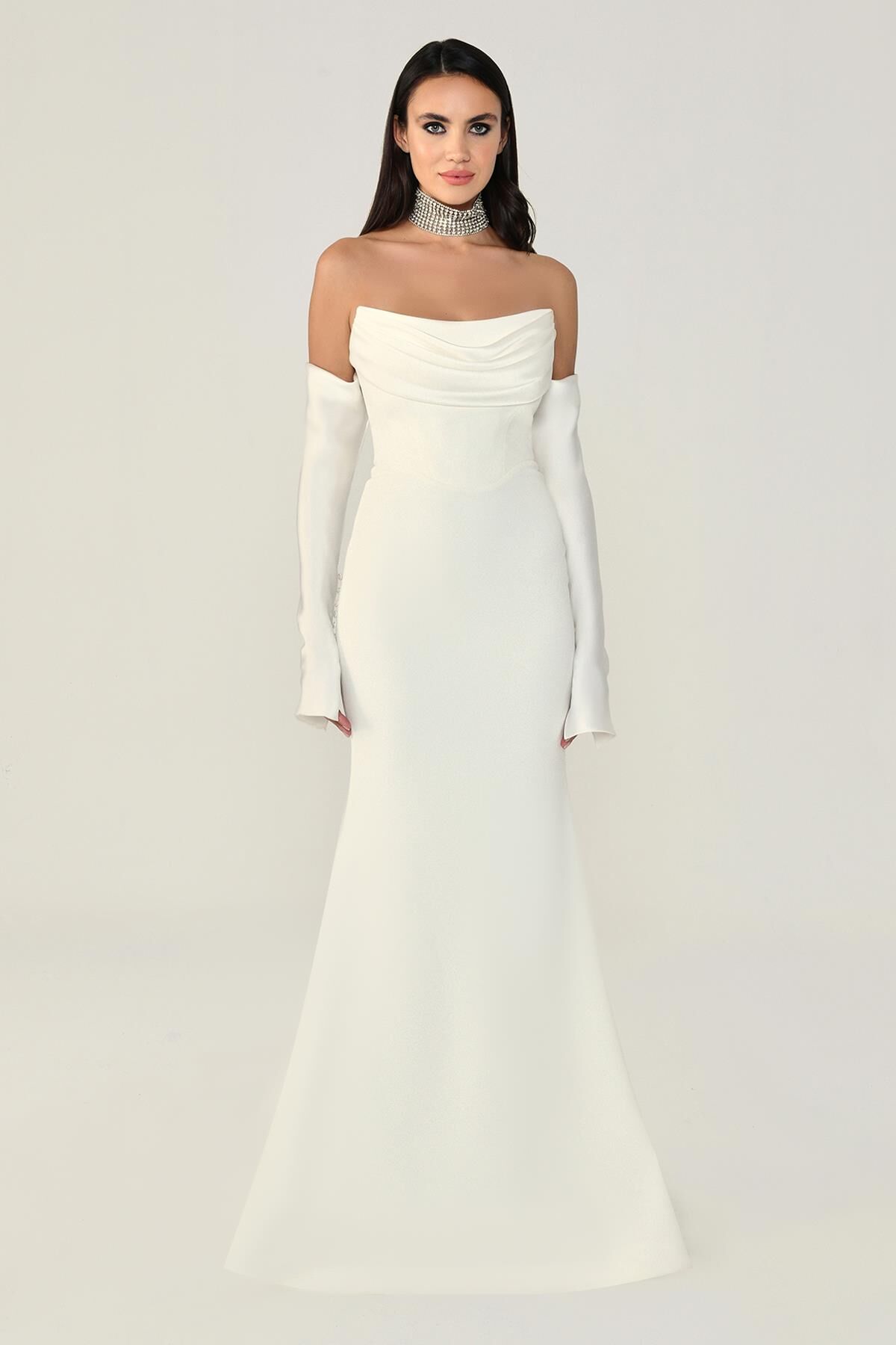 Trägerloses, langes Kleid mit Fischgrät-Ausschnitt, Weiß – 44