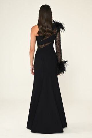 Tek Omuz Tüy Eksesuarlı Payetli Krep Uzun Elbise