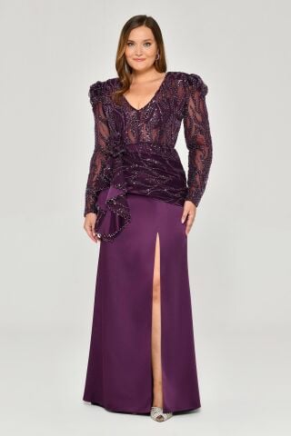 Gepolstertes, langärmliges, geschlitztes langes Kleid