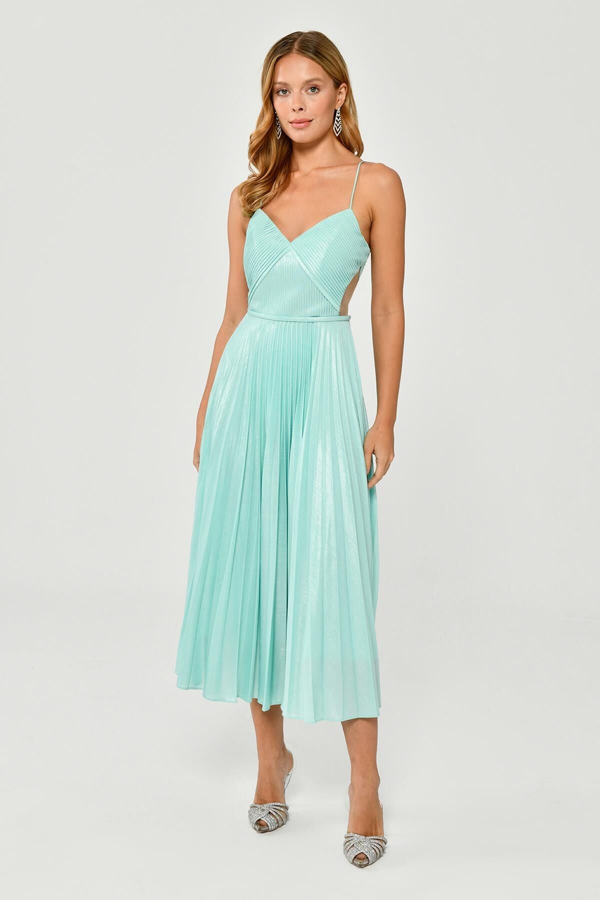 Midikleid aus glänzendem Stoff mit plissierten Seilträgern MINT – 44
