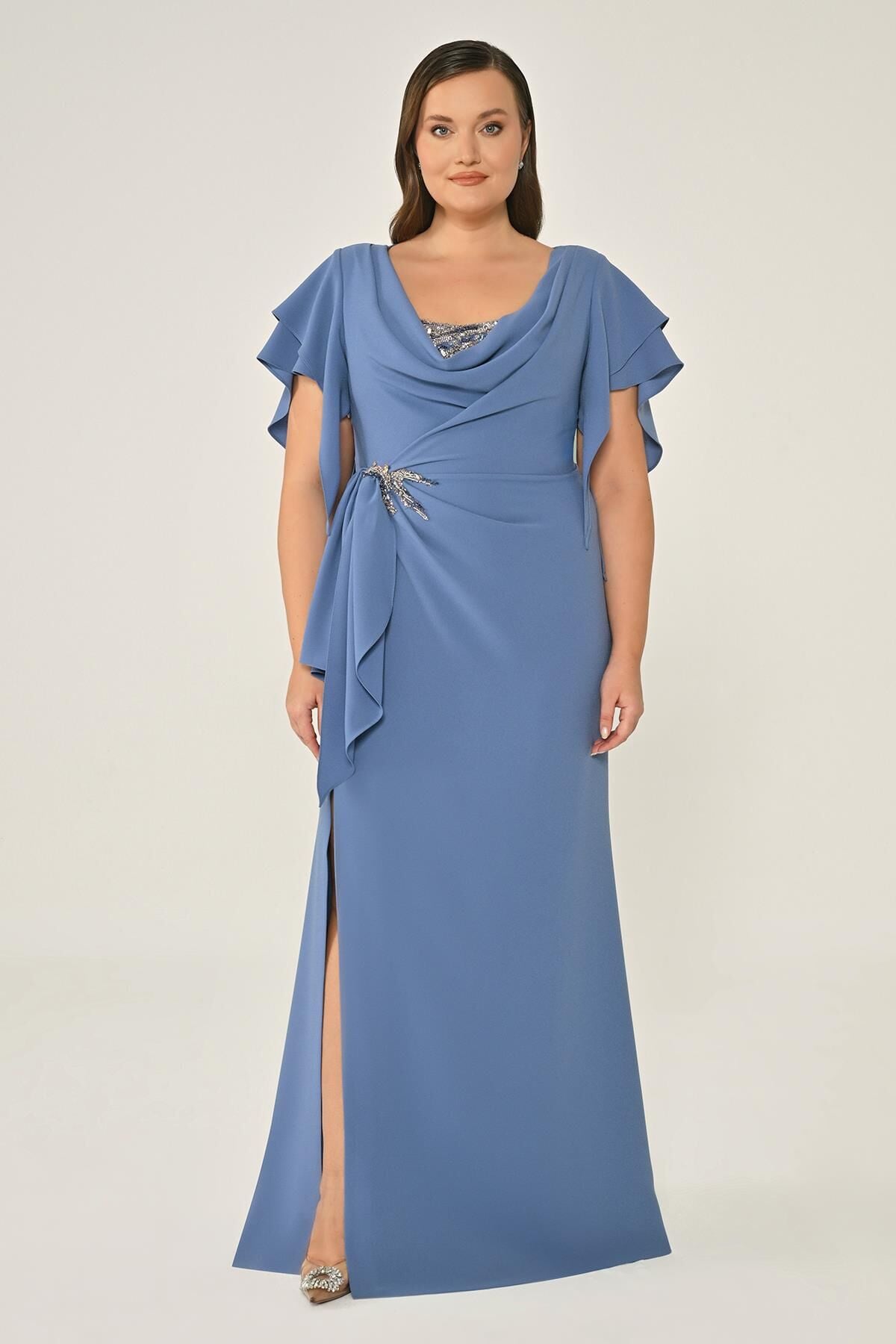 Degaje Yaka Beli Aksesuarlı ve Büzgülü Krep Uzun Elbise İNDİGO - 46