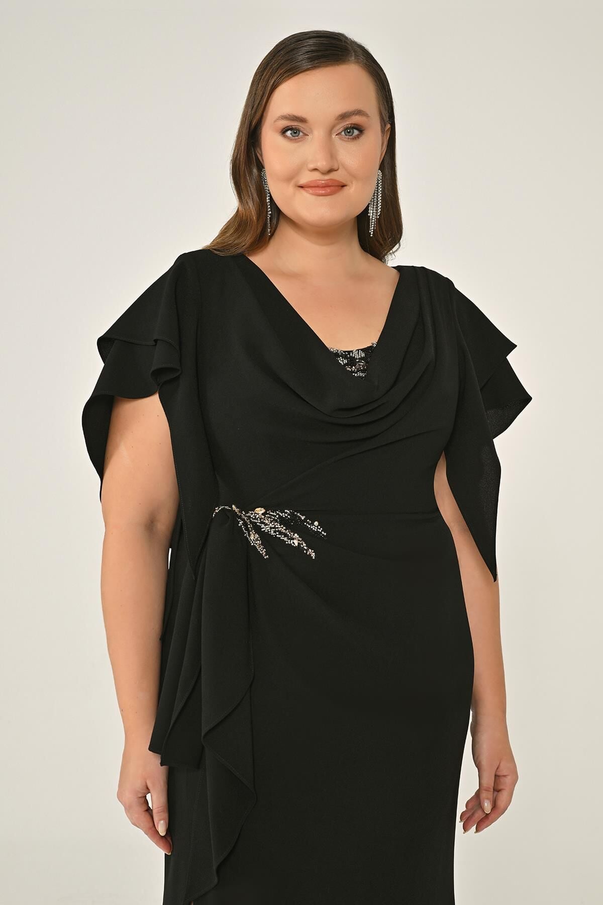 Degaje Yaka Beli Aksesuarlı ve Büzgülü Krep Uzun Elbise Siyah - 48