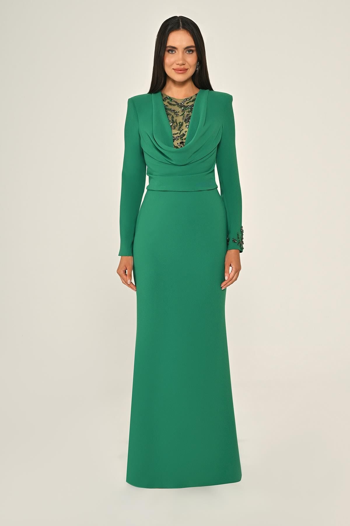 Langes Kleid aus Crêpe mit Pailletten und Wasserfallausschnitt, Grün - 46