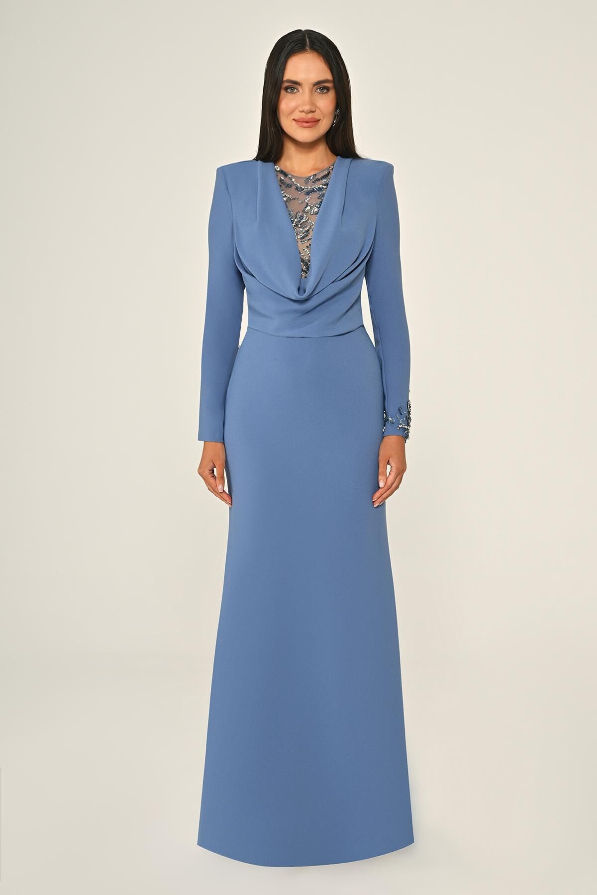 Langes Kleid aus Crêpe mit Pailletten und Wasserfallausschnitt an der Brust İNDİGO - 46