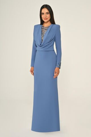 Langes Kleid aus Crêpe mit Pailletten und Wasserfallausschnitt an der Brust İNDİGO - 46