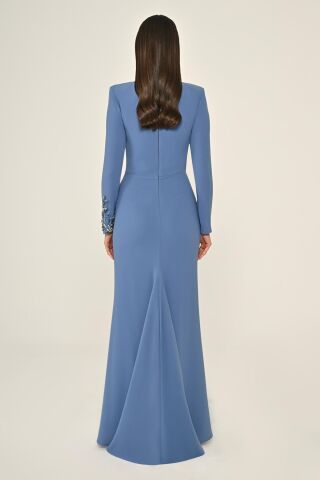Langes Kleid aus Crêpe mit Pailletten und Wasserfallausschnitt an der Brust İNDİGO - 46