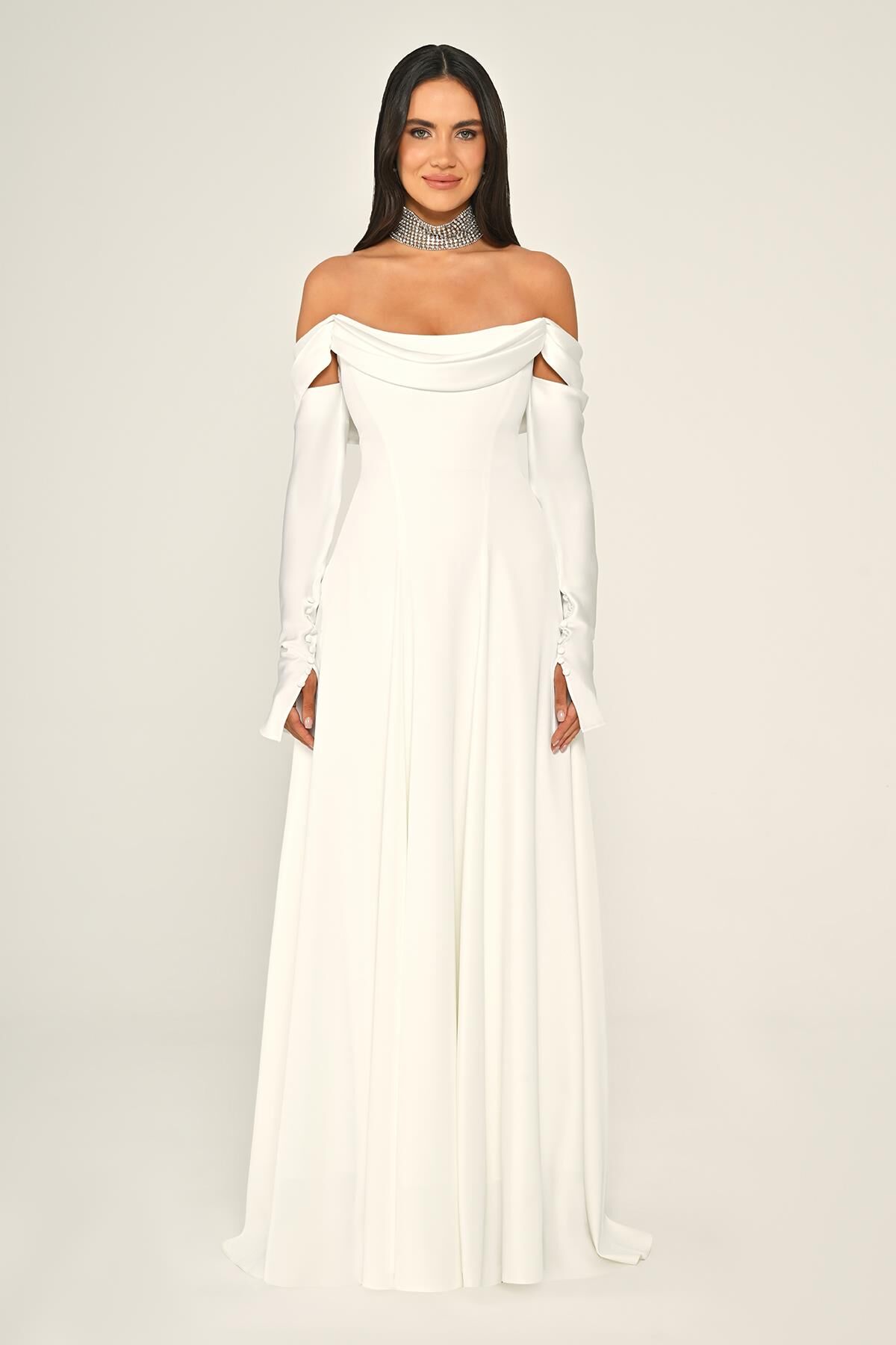 Langes Kleid aus Satin-Crêpe mit schulterfreien Ärmeln, Weiß - 40