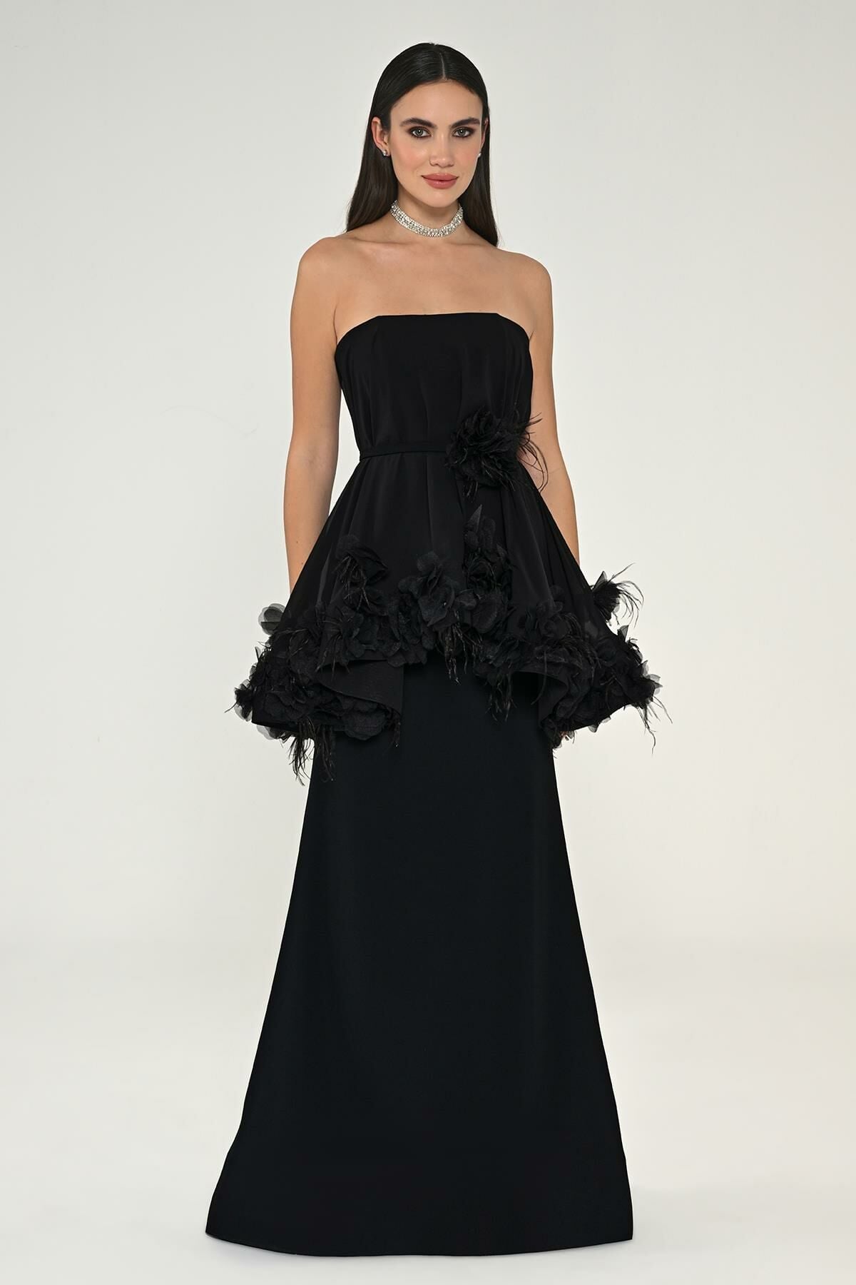 Straplez Katlı Tüy Aksesuarlı Uzun Elbise