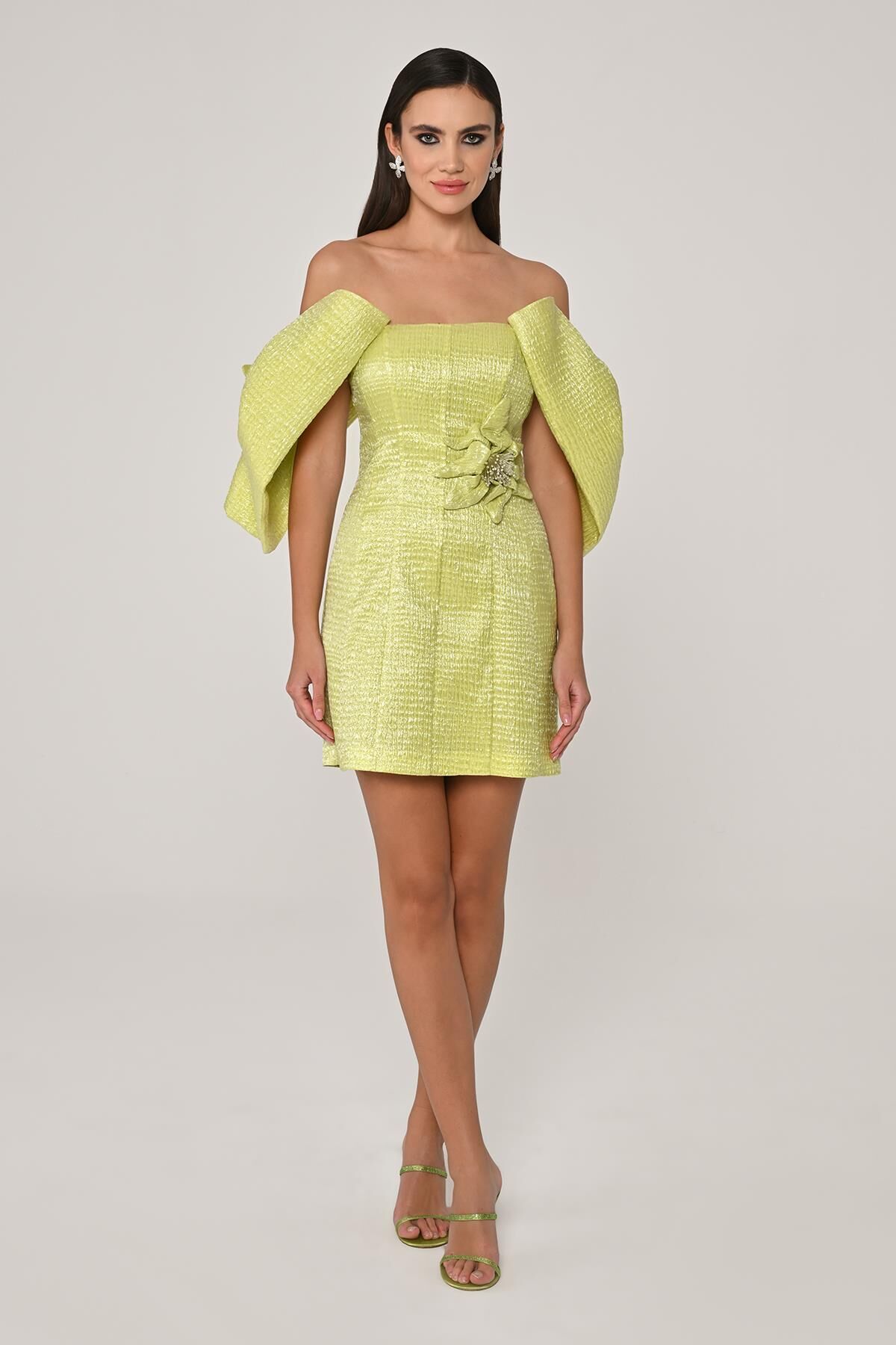 Düşük Kol Beli Çiçek Aksesuarlı Kısa Elbise ELMA YEŞİLİ - 42