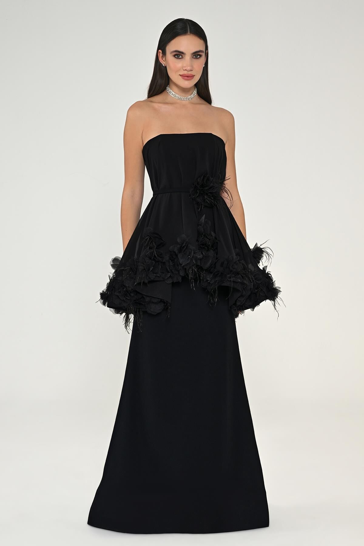 Trägerloses, mehrlagiges, langes Kleid mit Feder-Accessoire, Schwarz – 38