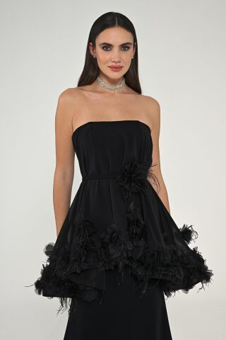 Trägerloses, mehrlagiges, langes Kleid mit Feder-Accessoire, Schwarz – 38