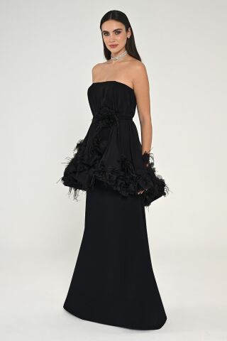 Trägerloses, mehrlagiges, langes Kleid mit Feder-Accessoire, Schwarz – 38
