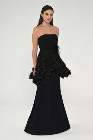 Trägerloses, mehrlagiges, langes Kleid mit Feder-Accessoire, Schwarz – 38