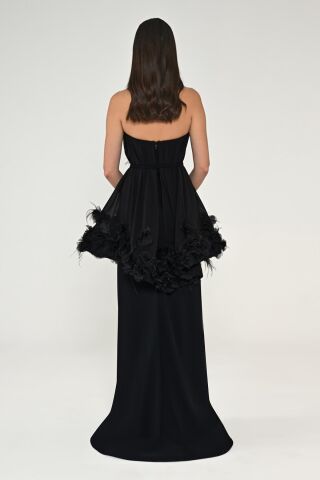 Trägerloses, mehrlagiges, langes Kleid mit Feder-Accessoire, Schwarz – 38
