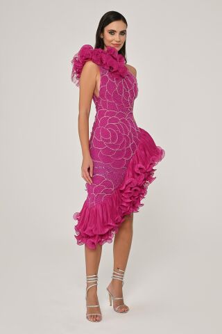 Tek Omuz Çiçek Aksesuarlı Asimetrik Kesim Şifon Midi Elbise Fuşya - 42