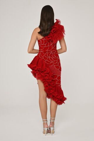 Tek Omuz Çiçek Aksesuarlı Asimetrik Kesim Şifon Midi Elbise Kırmızı - 40