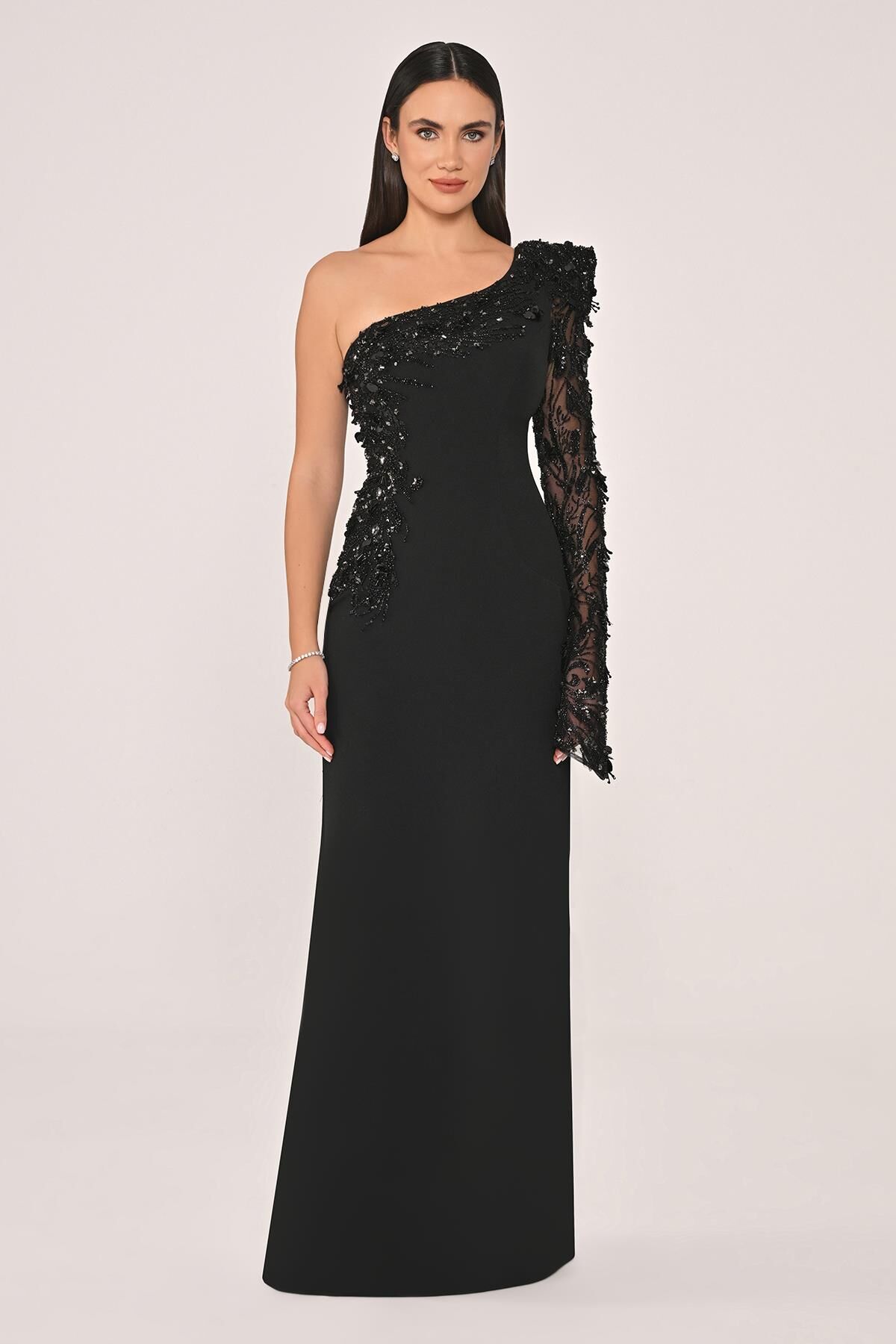 Tek Kollu Payet İşlemeli Yandan Yırtmaçlı Krep Uzun Elbise Siyah - 42