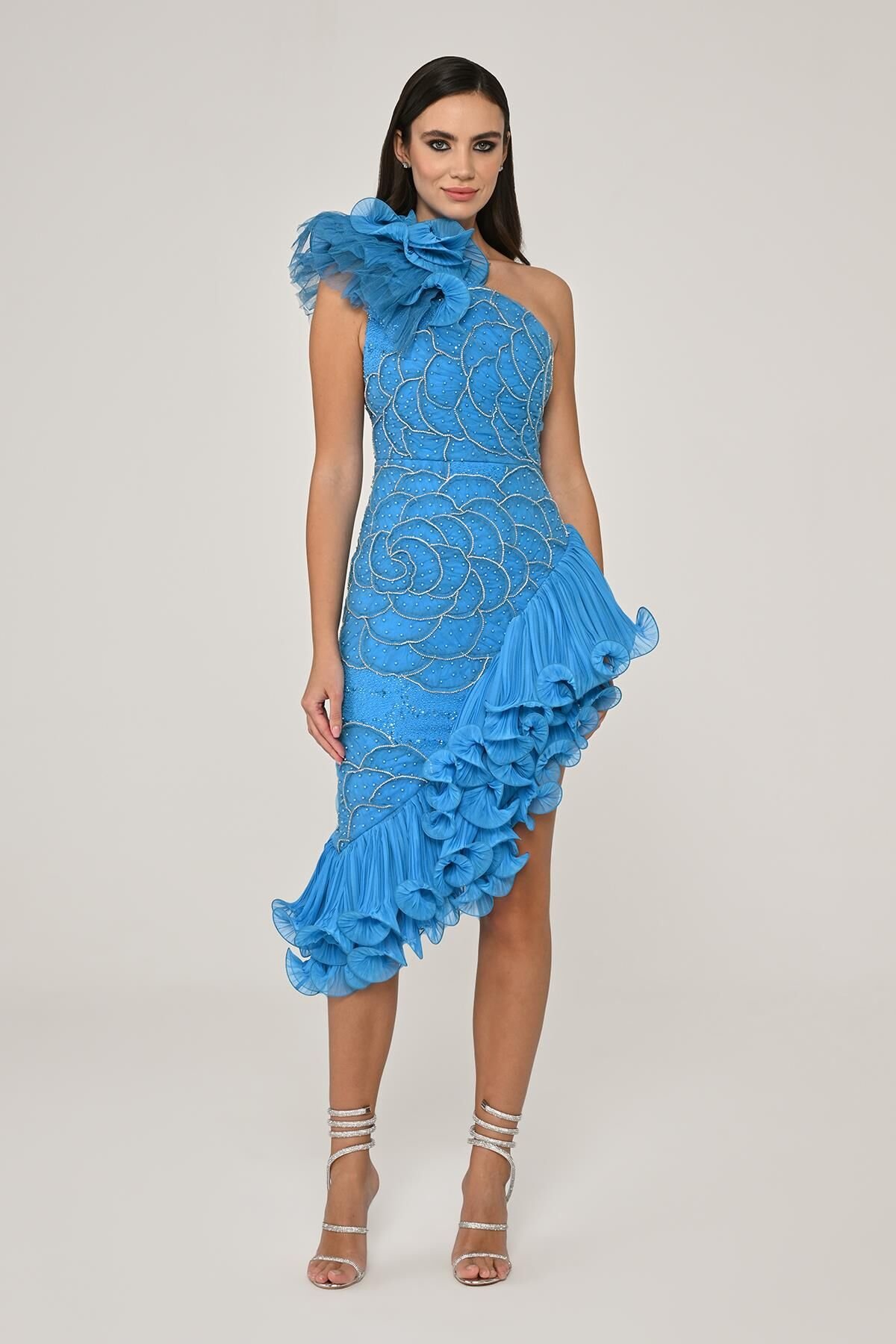 Tek Omuz Çiçek Aksesuarlı Asimetrik Kesim Şifon Midi Elbise MAVİ - 40