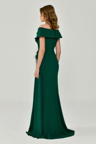 Schulterfreies, langes Crêpe-Kleid mit Blumen-Accessoire