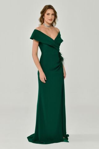 Schulterfreies, langes Crêpe-Kleid mit Blumen-Accessoire