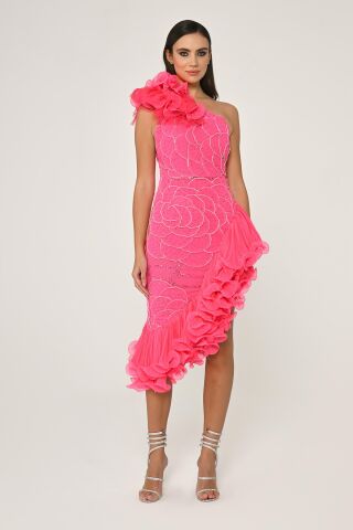 Tek Omuz Çiçek Aksesuarlı Asimetrik Kesim Şifon Midi Elbise Pembe - 36