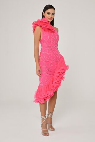 Tek Omuz Çiçek Aksesuarlı Asimetrik Kesim Şifon Midi Elbise Pembe - 40