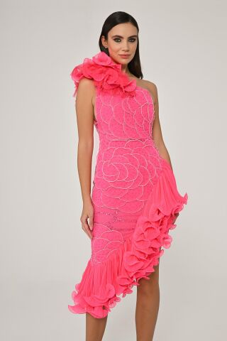 Tek Omuz Çiçek Aksesuarlı Asimetrik Kesim Şifon Midi Elbise Pembe - 40