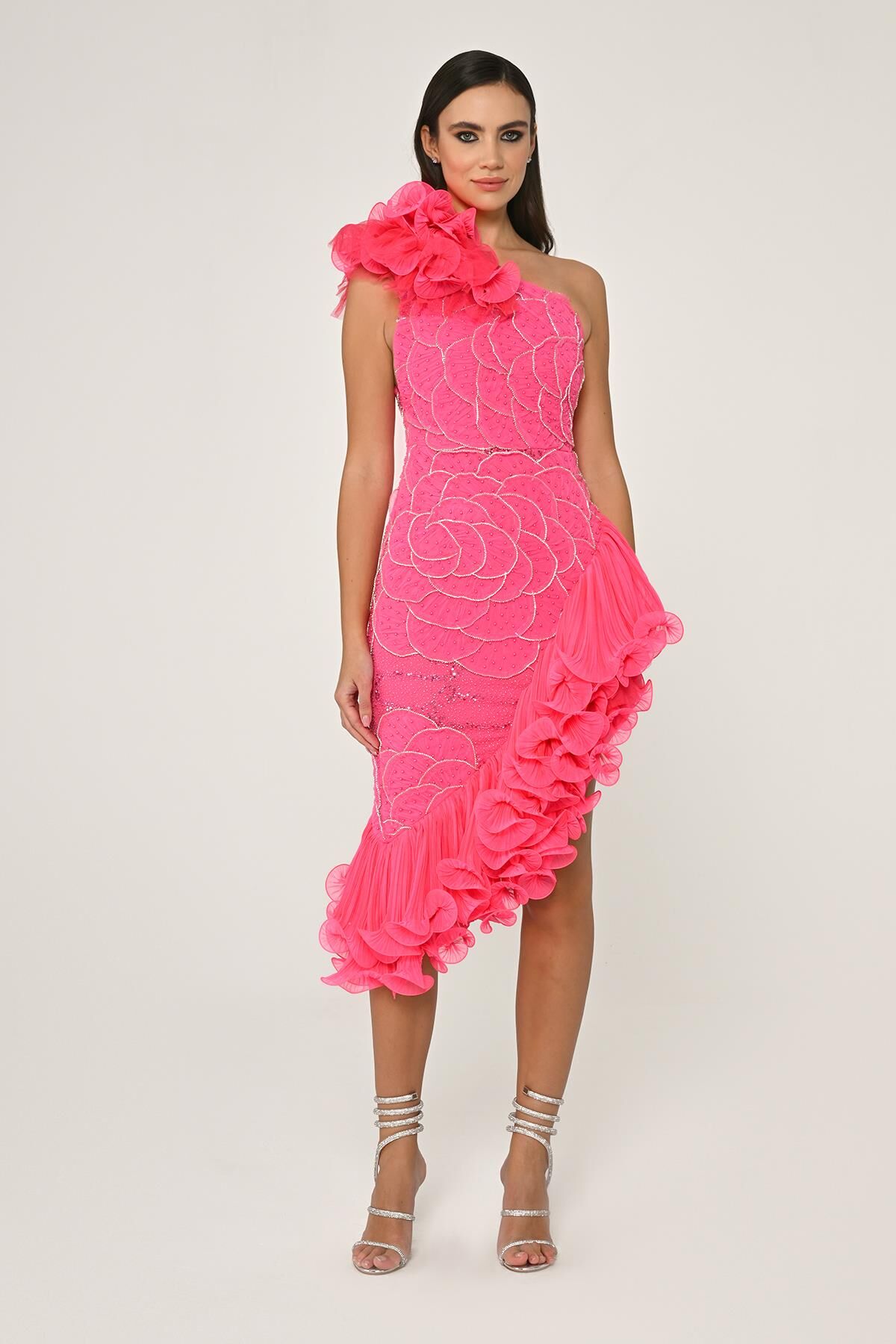 Tek Omuz Çiçek Aksesuarlı Asimetrik Kesim Şifon Midi Elbise Pembe - 42