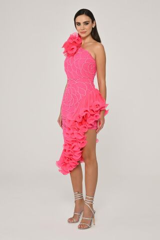 Tek Omuz Çiçek Aksesuarlı Asimetrik Kesim Şifon Midi Elbise Pembe - 42