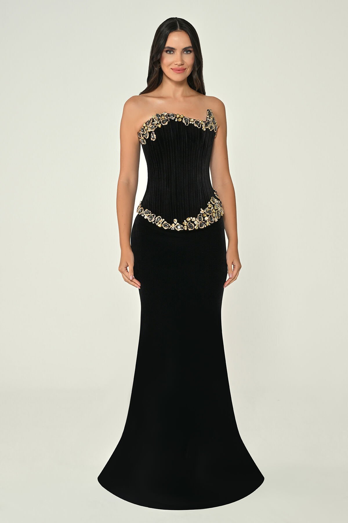 Straplez Asimetrik Kesim Korse Bel Taş Aksesuarlı Kadife Uzun Elbise