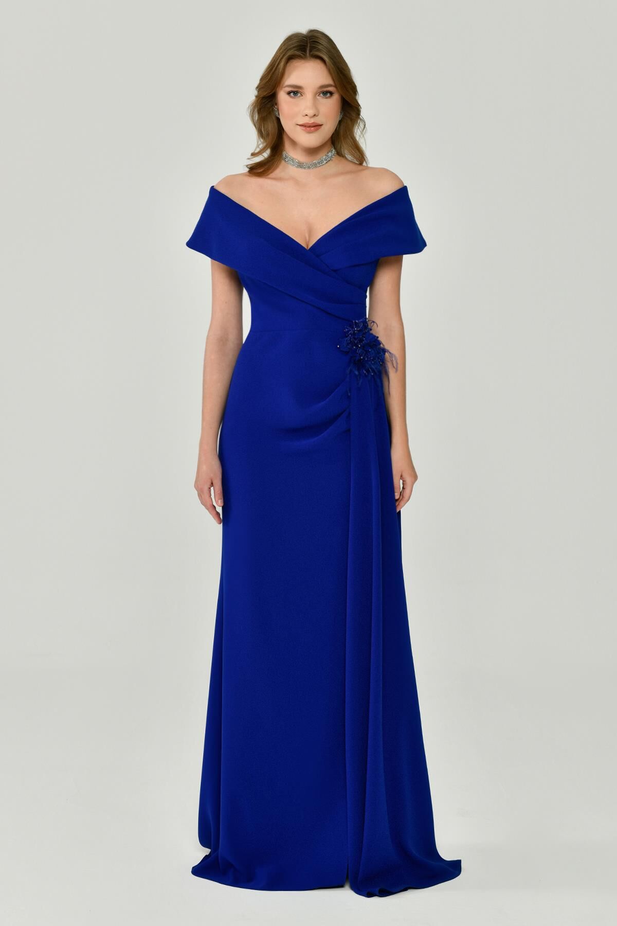 Düşük Omuz Beli Çiçek Aksesuarlı Krep Uzun Elbise SAKS - 42