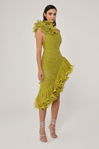 Tek Omuz Çiçek Aksesuarlı Asimetrik Kesim Şifon Midi Elbise ELMA YEŞİLİ - 36