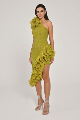 Tek Omuz Çiçek Aksesuarlı Asimetrik Kesim Şifon Midi Elbise ELMA YEŞİLİ - 40