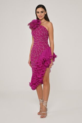 Tek Omuz Çiçek Aksesuarlı Asimetrik Kesim Şifon Midi Elbise KOYU FUŞYA - 36