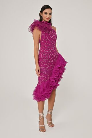 Tek Omuz Çiçek Aksesuarlı Asimetrik Kesim Şifon Midi Elbise KOYU FUŞYA - 36