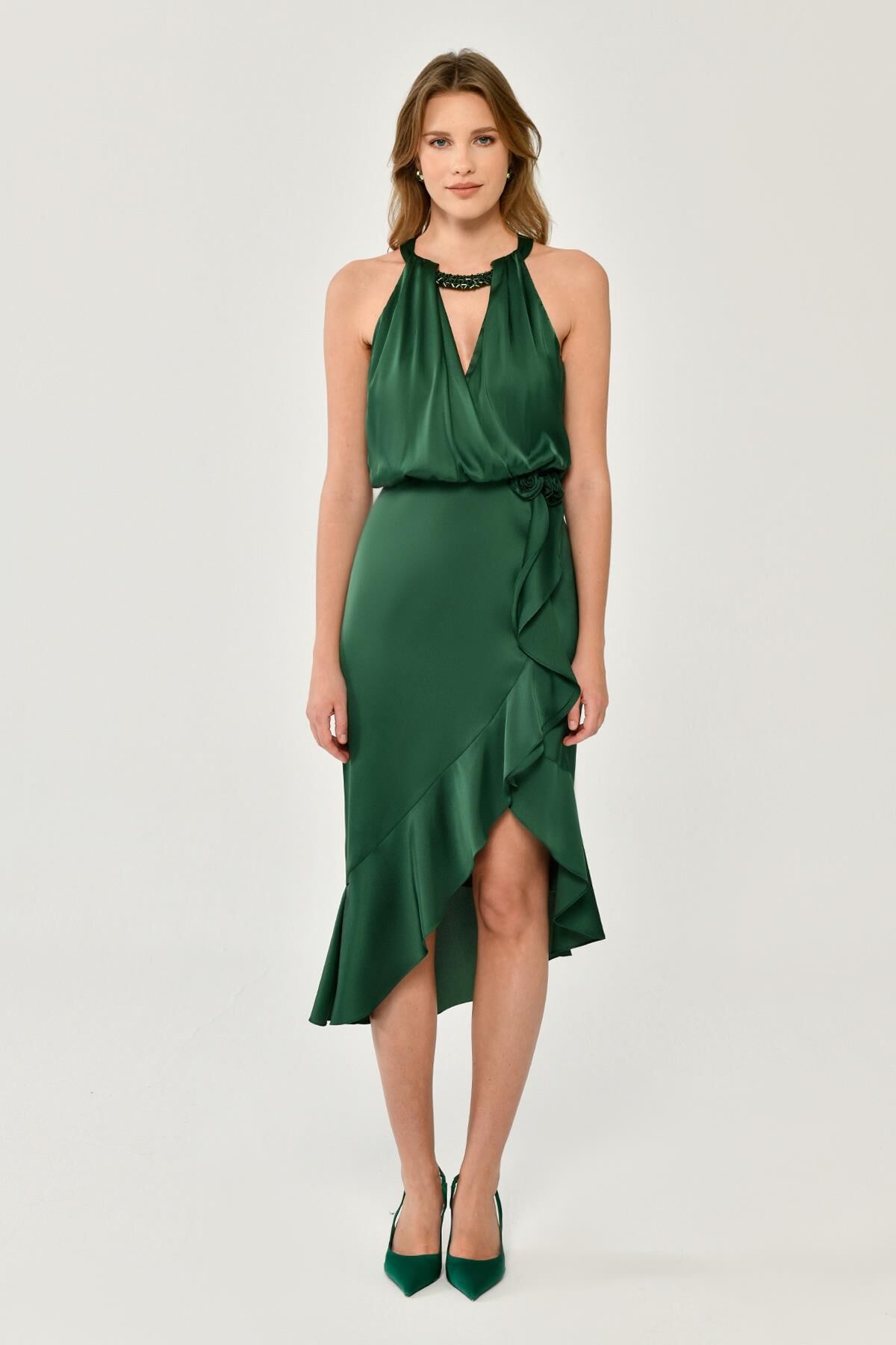 Boyundan Aksesuarlı Kolsuz Yırtmaçlı Saten Midi Elbise ZÜMRÜT - 40