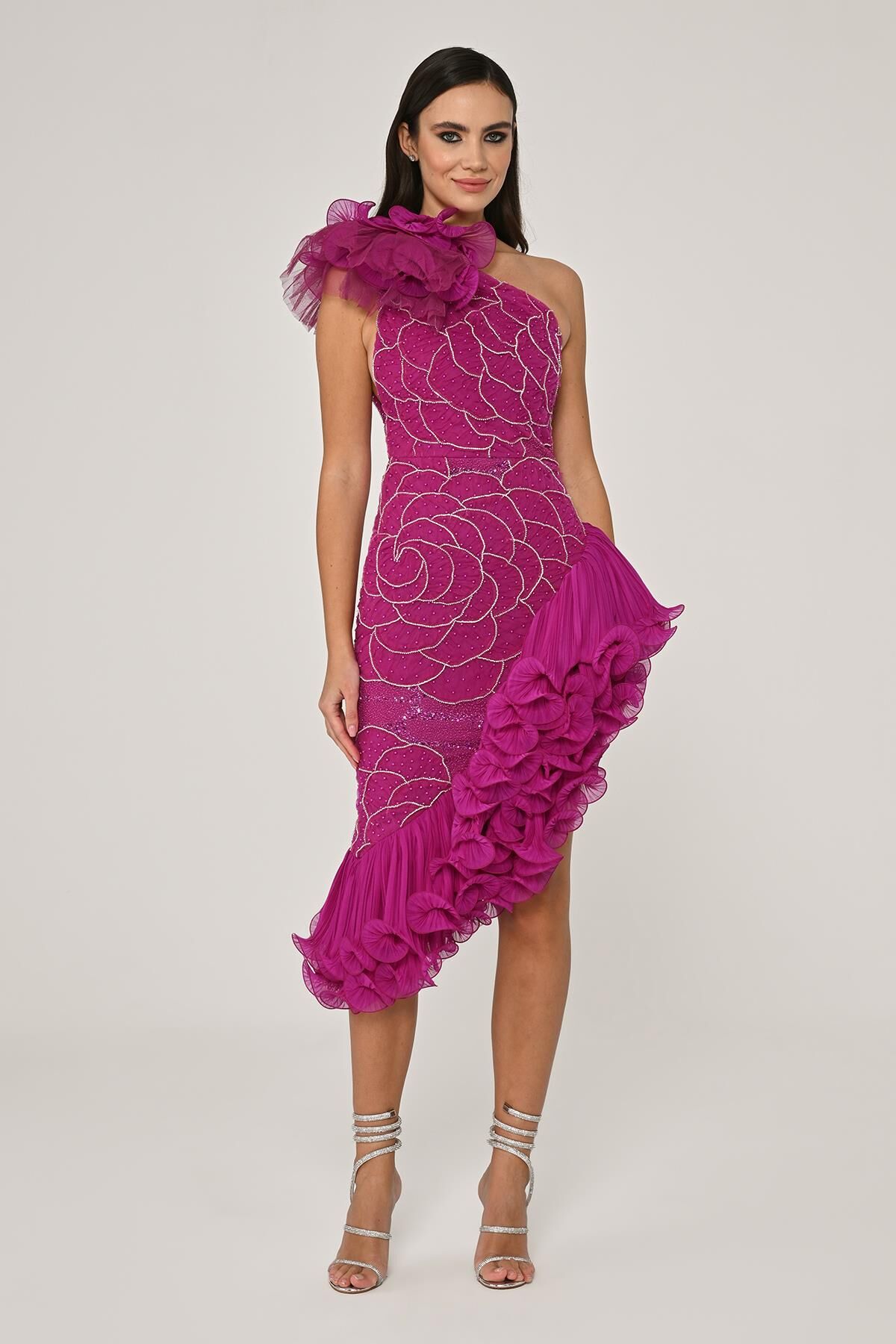 Tek Omuz Çiçek Aksesuarlı Asimetrik Kesim Şifon Midi Elbise KOYU FUŞYA - 40