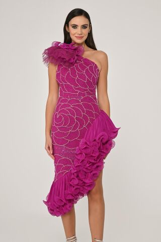 Tek Omuz Çiçek Aksesuarlı Asimetrik Kesim Şifon Midi Elbise KOYU FUŞYA - 40