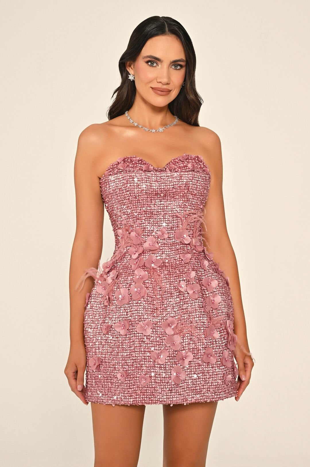 Straplez Kalp Göğüs 3 Boyut Çiçek Aksesuarlı Payet Kısa Elbise