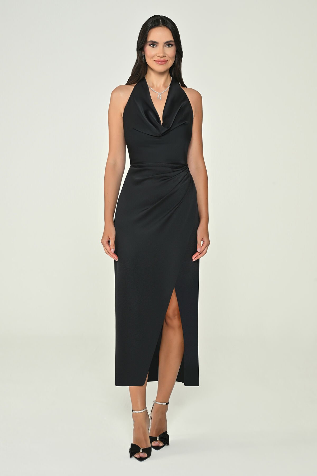 Boyundan Bağlamalı Önden Yırtmaçlı Saten Midi Elbise