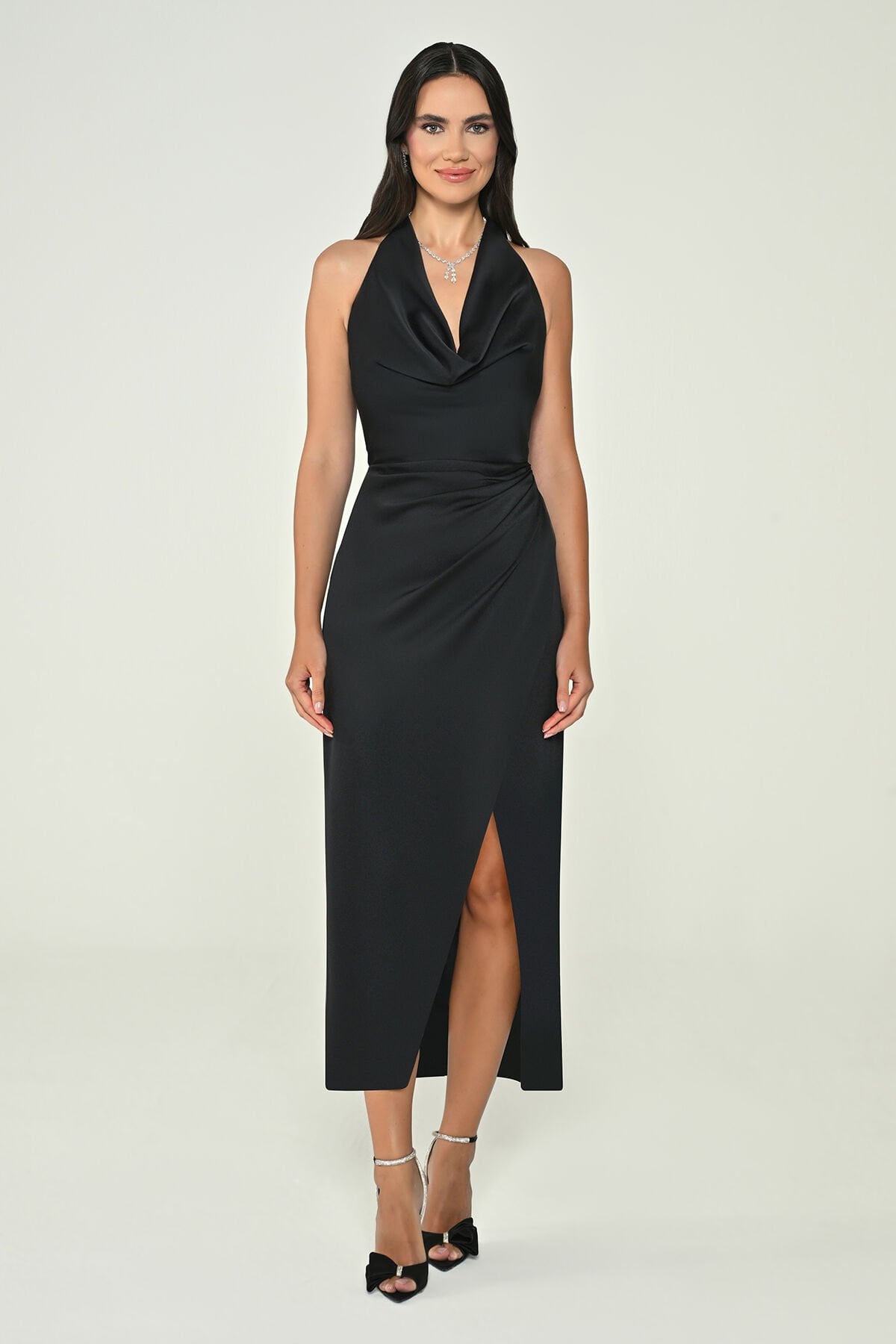 Boyundan Bağlamalı Önden Yırtmaçlı Saten Midi Elbise