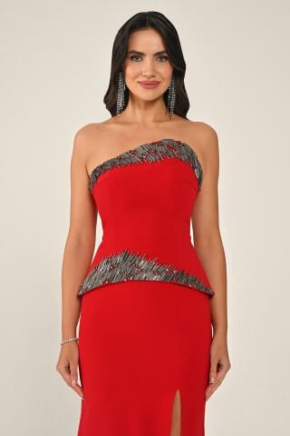 Straplez Üstü Aksesuarlı Yırtmaçlı Uzun Elbise