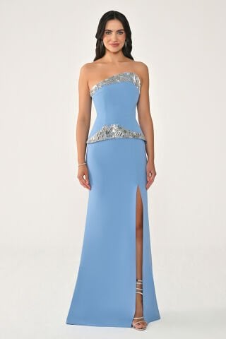 Straplez Üstü Aksesuarlı Yırtmaçlı Uzun Elbise