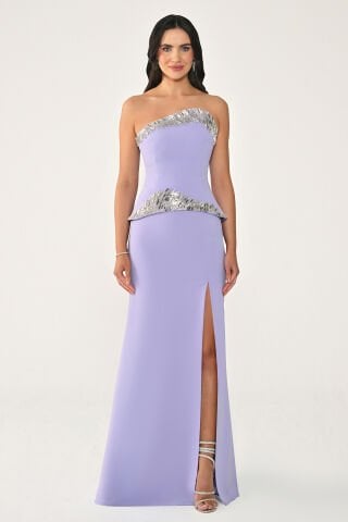 Straplez Üstü Aksesuarlı Yırtmaçlı Uzun Elbise